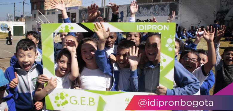 Jóvenes disfrutan de al colegio con buena energía