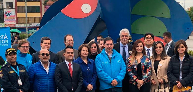 Alcalde Enrique Peñalosa acompañado con funcionarios