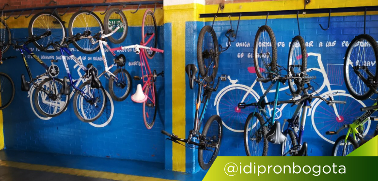 Bicicletas colgando en cicloparqueadero