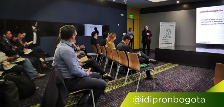 Expositores en evento convenio LATAM e IDIPRON