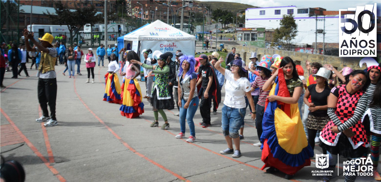 jóvenes IDIPRON en feria de servicios Ciudad Bolivar