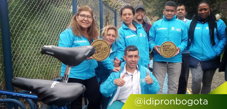 Funcionarios IDIPRON celebrando distinción sello oro cicloparqueadero