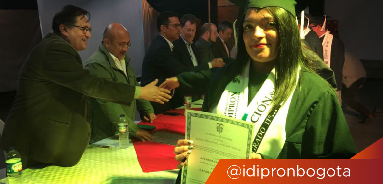 Jóven graduada en el IDIPRON