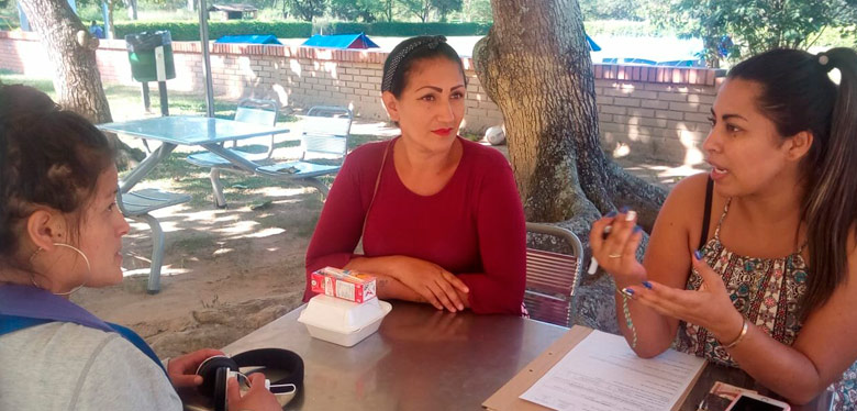 Jóven con su madre en reencuentro