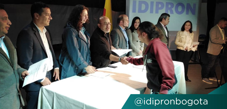 Jóven recibiendo constancia de formación