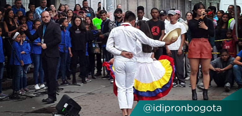 Jóvenes colombianos del IDIPRON y Coreanos en baile de cumbia colombiana