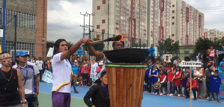 Jóvenes con la llama olímpica 