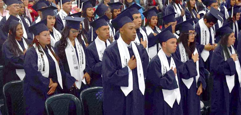 Jóvenes con toga y birrete en su graduación de bachilleres