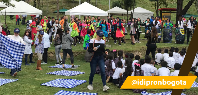 Jóvenes en jornada de espacio publico