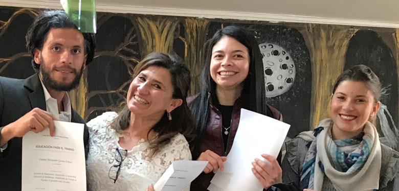 Jóvenes graduados del IDIPRON sonriendo