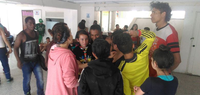 Jóvenes sonriendo en campamento