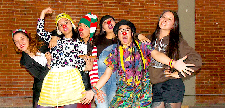 Jóvenes vestidos de payaso
