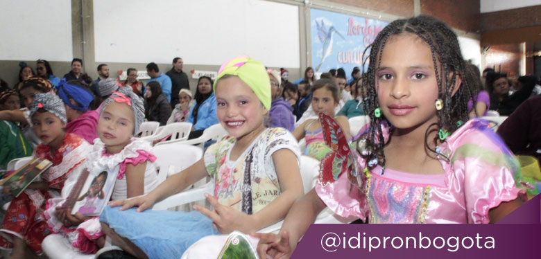 Niñas sonriendo participando en el festival literario