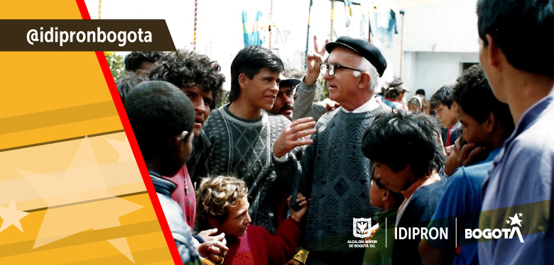 foto de nicoló con los jóvenes 