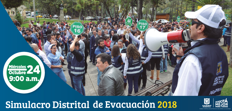 Persona con altavoz guiando un simulacro de evacuación