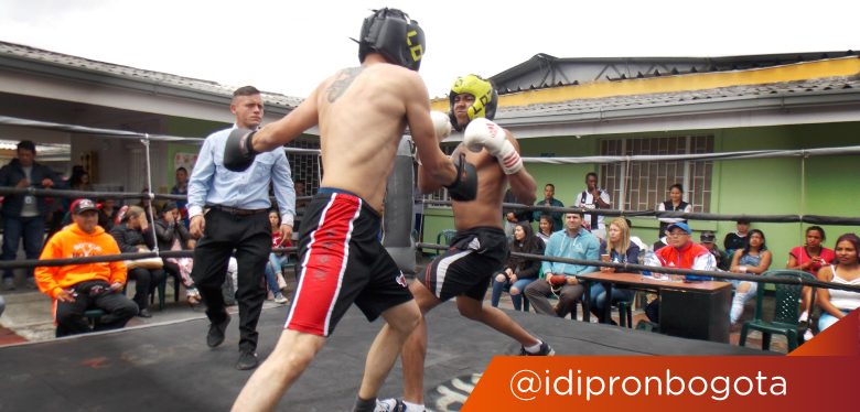 Dos jóvenes practicando boxeo