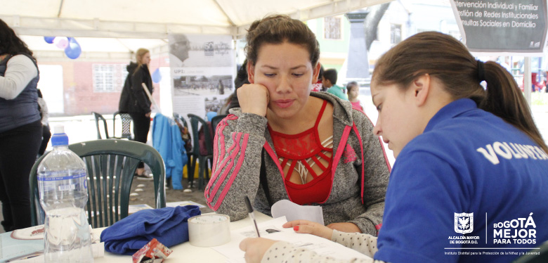 personas haciendo uso de los servicios del grupo de energía