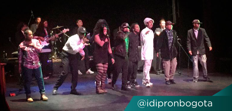 Jóvenes cantando en obra de teatro Odisearte