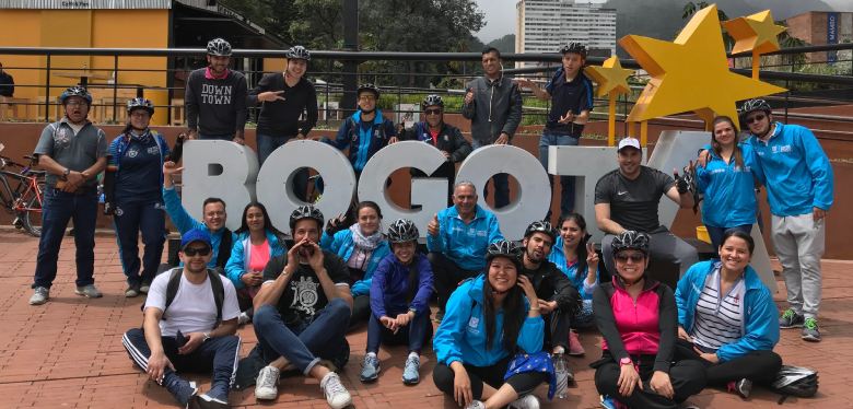 Jóvenes con bicicletas ciclo paseo 