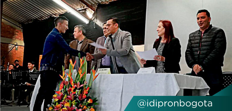Jóvenes recibiendo diploma de grado formación técnica
