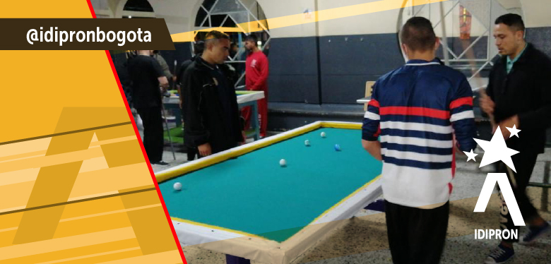 Jóvenes practicando billar en oasis