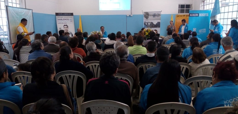 Jóvenes reunidos escuchando conferencia