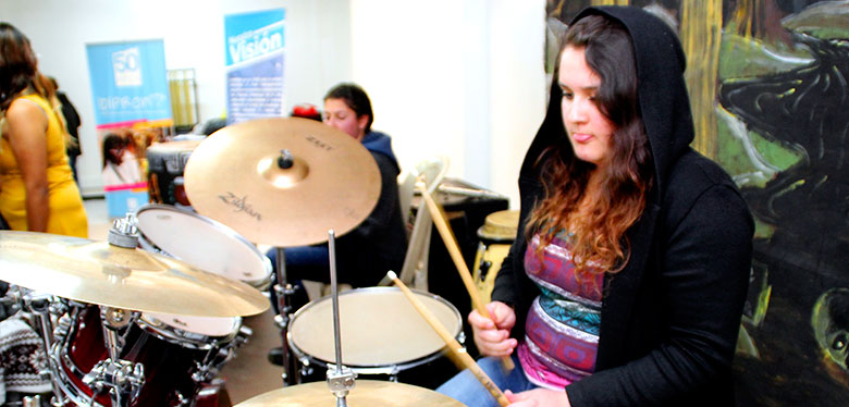 Liria practicando con la batería