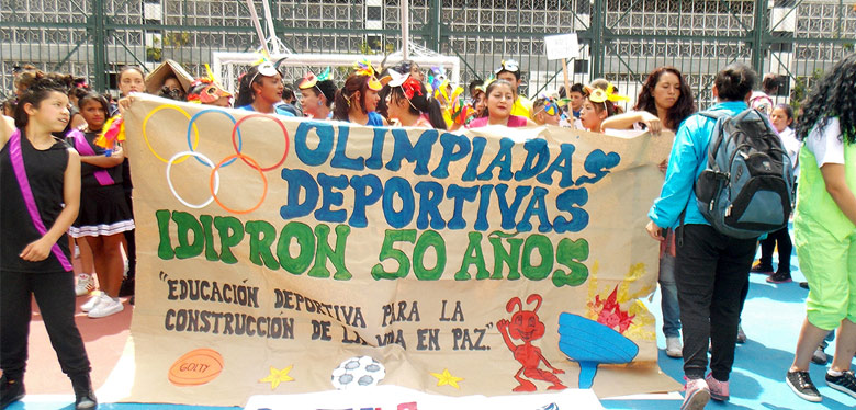 jóvenes idipron sosteniendo cartel de olimpiadas 50 años