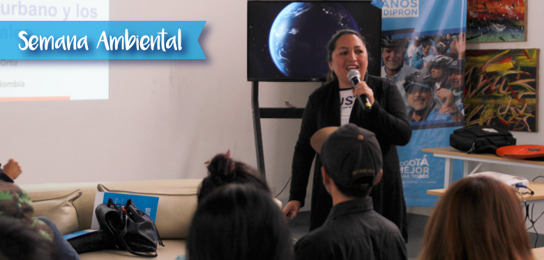 persona hablando al público en la semana ambiental