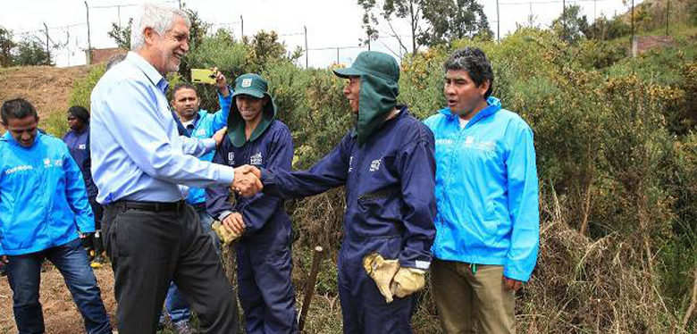 Alcalde Enrique Peñalosa saludando a jóven del IDIPRON