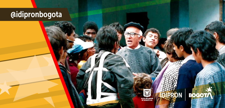 Imagen de Javier de Nicoló con los jóvenes del IDIPRON