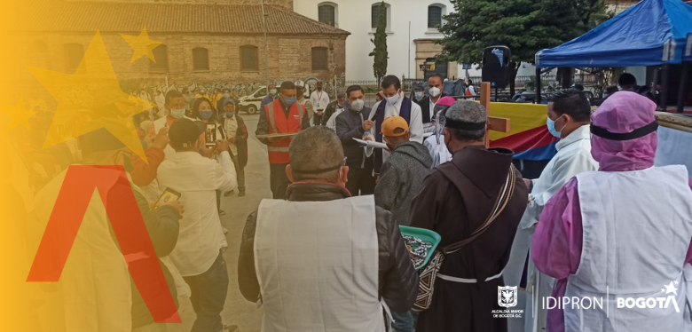 Fray Ñero ayuda a los habitantes de calle en el centro de la ciudad