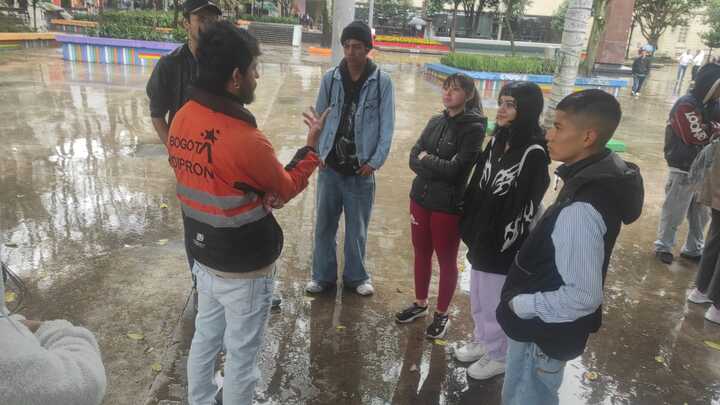 Más de 30 jóvenes en condiciones de fragilidad social se vinculan a IDIPRON en toma de la carrera séptima