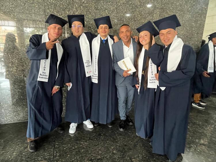 51 jóvenes de Bogotá transforman su  vida y se gradúan del colegio 