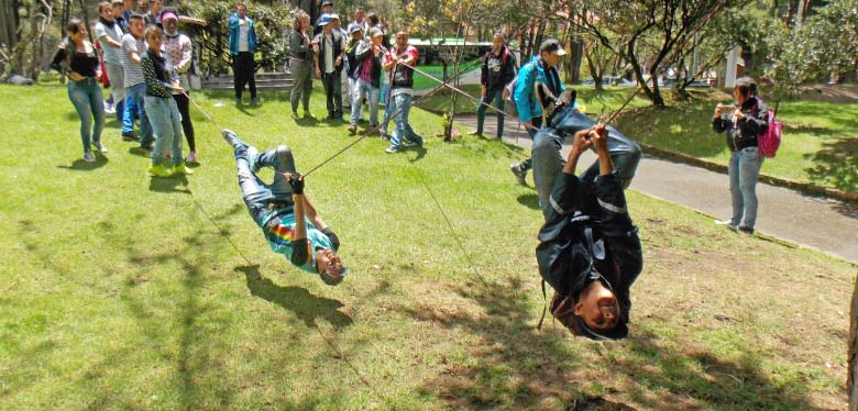 Jóvenes campistas practicando en cuerdas
