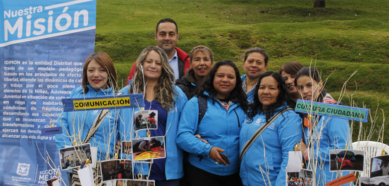 Funcionarios en feria para la ciudadanía