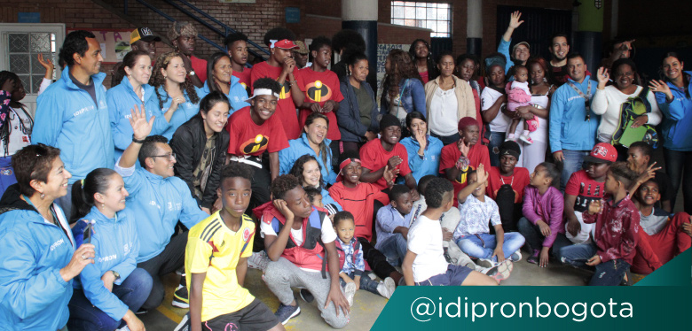 Comunidad IDIPRON, sonriente para fotografía de evento