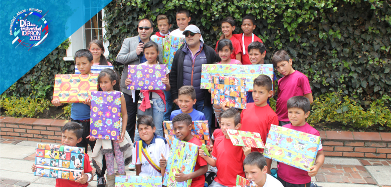 Niños reciben regalos en el día de la fraternidad IDIPRON 2018