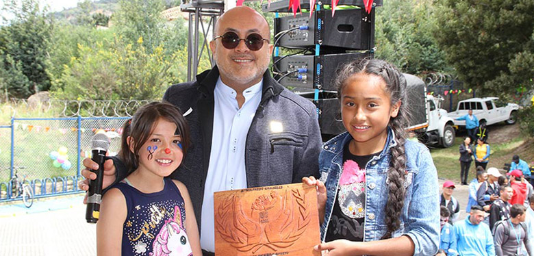 Director IDIPRON y niñas del IDIPRON