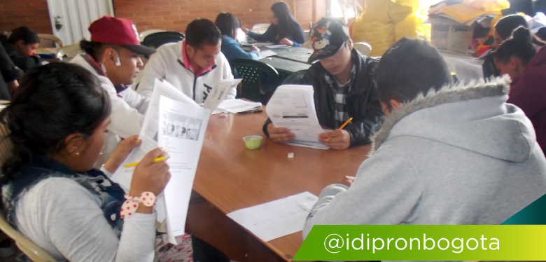 Imagen de jóvenes estudiando