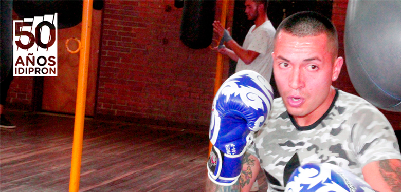 Jóven del IDIPRON practicando boxeo