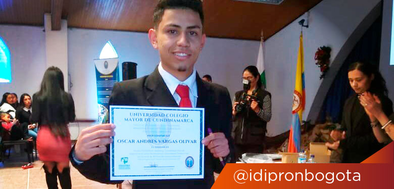 Joven muestra su certificado en emprendiemiento