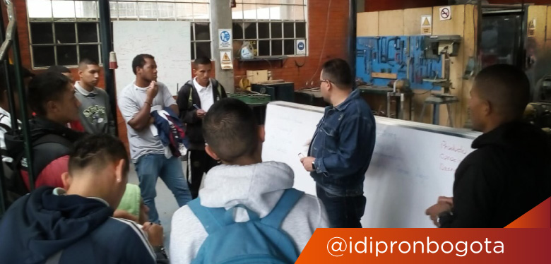 Jóvenes arreglando bicicleta convenio SENA - IDIPRON