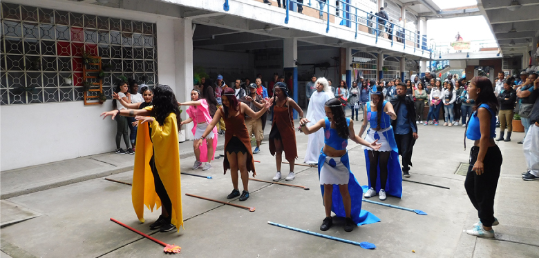 Jóvenes bailando en el encuentro literario IDIPRON