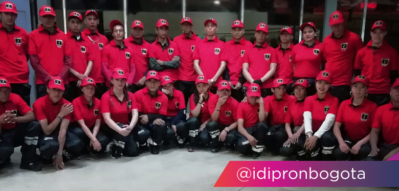 Jóvenes ejemplo de la ciudad en transmilenio época navideña