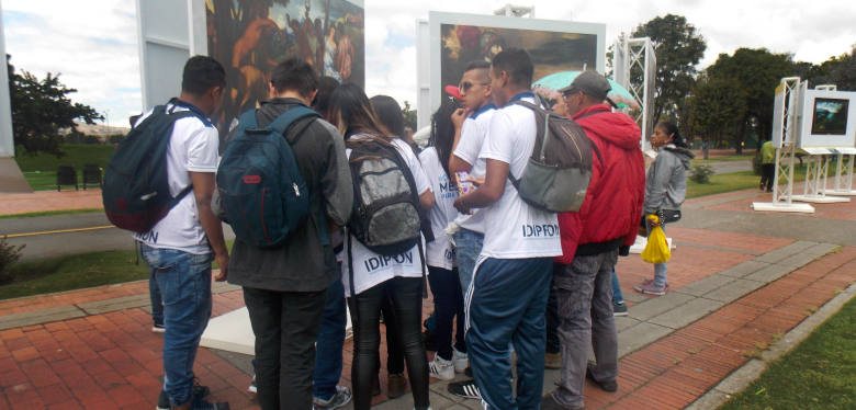 Jóvenes en exposición arte en museo del prado