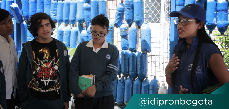 Jóvenes de colegio en feria GEP e IDIPRON