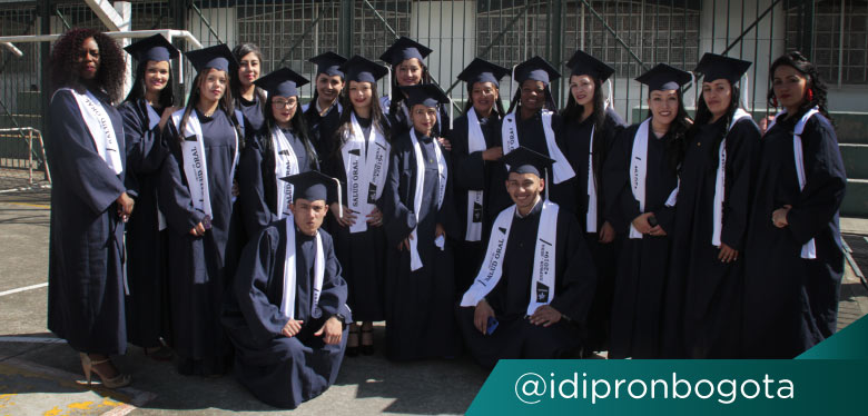 Jóvenes con toga y birrete en grados convenido SENA-IDIPRON