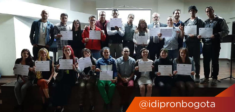 Jovenes IDIPRON recibiendo certificado conflicto para la paz
