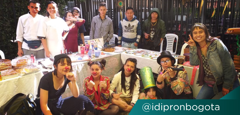 Jóvenes sonriendo en curso de emprendimiento Universidad Colegio Mayor de Cundinamarca